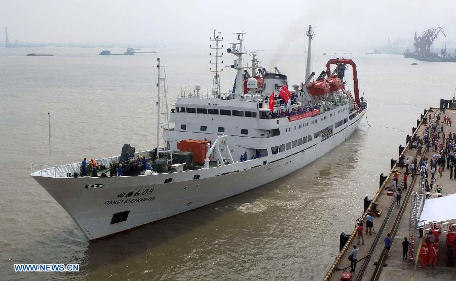 "Xiangyanghong 09", a support ship for China's manned submersible "Jiaolong", leaves a port in Jiangyin, east China's Jiangsu province, June 10, 2013, starting a voyage of experimental application. During the 103-day mission, the sub will submerge for scientific research in the South China Sea, the northeast Pacific Ocean and the west Pacific. The submersible will for the first time take scientists on board. (Xinhua/Ding Xiaochun) 