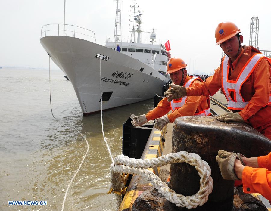 "Xiangyanghong 09", a support ship for China's manned submersible "Jiaolong", leaves a port in Jiangyin, east China's Jiangsu province, June 10, 2013, starting a voyage of experimental application. During the 103-day mission, the sub will submerge for scientific research in the South China Sea, the northeast Pacific Ocean and the west Pacific. The submersible will for the first time take scientists on board. (Xinhua/Huan Yueliang) 