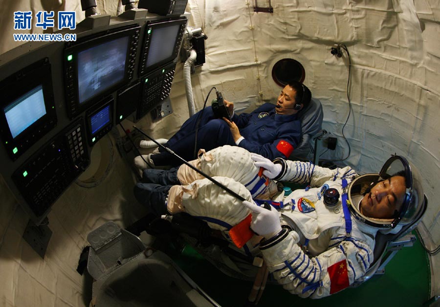 Training photos of Shenzhou-10 crew members 