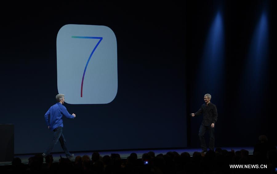Apple CEO Tim Cook (R) welcomes Craig Federighi, vice president of Software Engineering, on stage during the 2013 Apple WWDC at the Moscone Center in San Francisco, California, the United States, on June 10, 2013. (Xinhua)