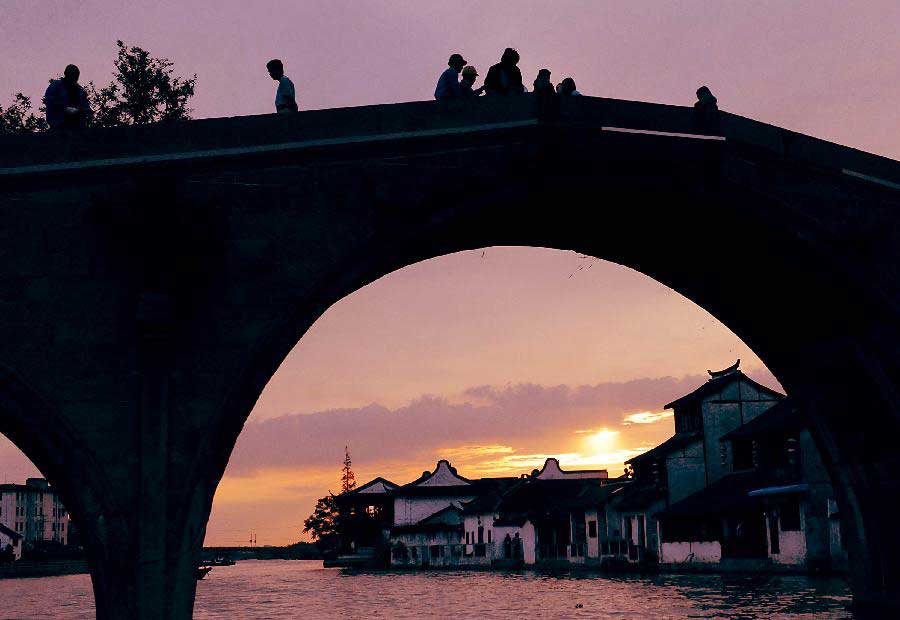 Zhujiajiao ancient town is seen through a stone bridge in Qingpu District of east China's Shanghai Municipality, Sept. 29, 2008. (Xinhua/Wang Song) 