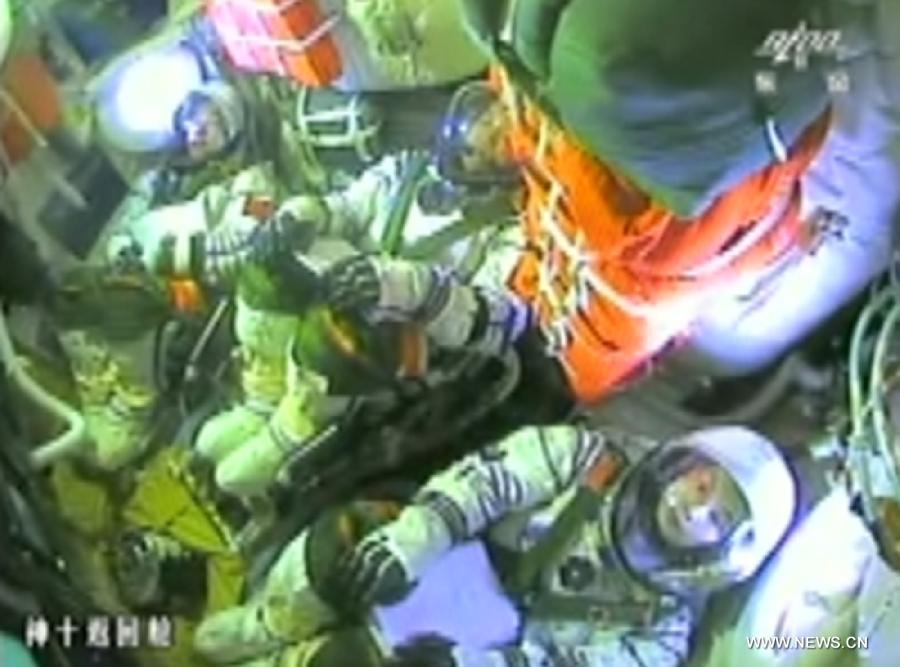 Video grab taken on June 11, 2013 shows three astronauts in China's manned Shenzhou-10 spacecraft. China successfully launched Shenzhou-10 spacecraft on Tuesday afternoon. (Xinhua)