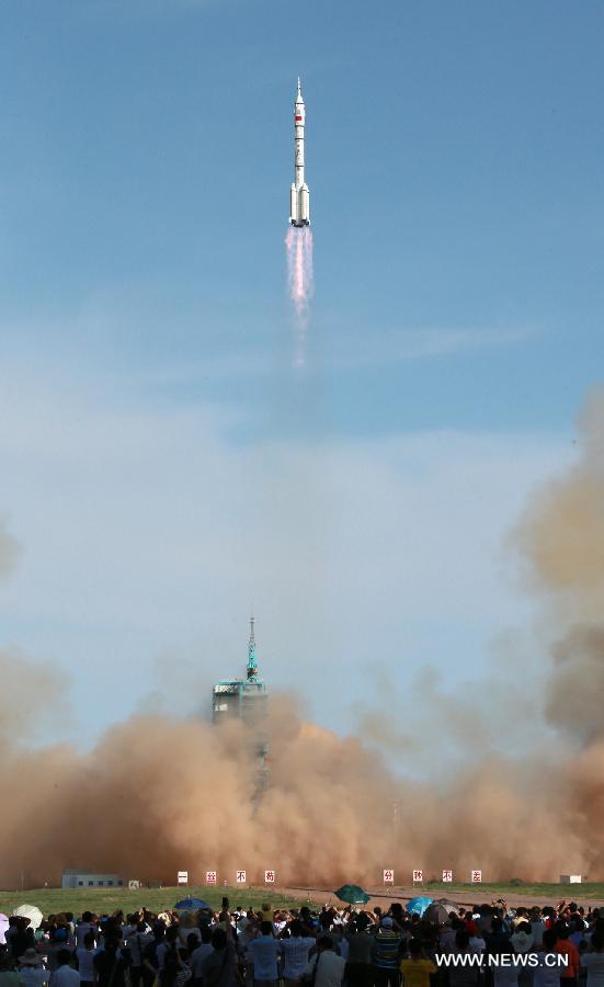 The Long March-2F carrier rocket carrying China's manned Shenzhou-10 spacecraft blasts off from the launch pad at the Jiuquan Satellite Launch Center in Jiuquan, northwest China's Gansu Province, June 11, 2013. (Xinhua/Li Gang)