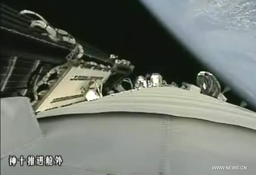 This video grab shows the scene outside the China's manned Shenzhou-10 spacecraft, June 11, 2013. China on Tuesday launched the manned Shenzhou-10 spacecraft in Jiuquan, northwest China's Gansu Province. (Xinhua)