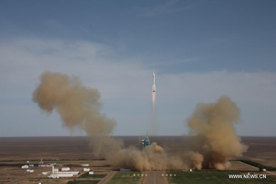 The Long March-2F carrier rocket carrying China's manned Shenzhou-10 spacecraft blasts off from the launch pad at the Jiuquan Satellite Launch Center in Jiuquan, northwest China's Gansu Province, June 11, 2013. (Xinhua/Wang Jianmin)