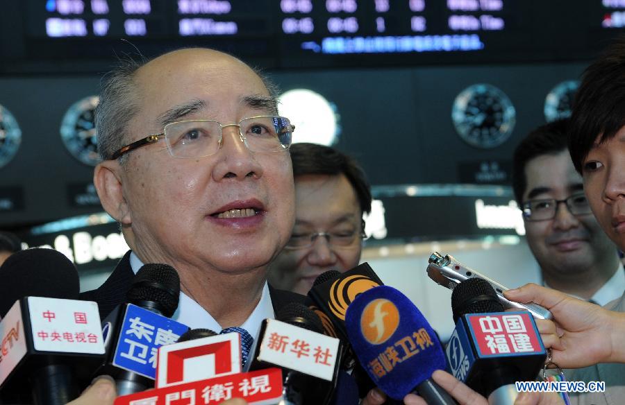 Wu Po-hsiung, honorary chairman of the Kuomintang (KMT), receives interview at the airport in Taoyuan, southeast China's Taiwan, June 12, 2013. Wu will lead a KMT delegation from Taiwan on a visit to the mainland from June 12 to 14. (Xinhua/Tao Ming)