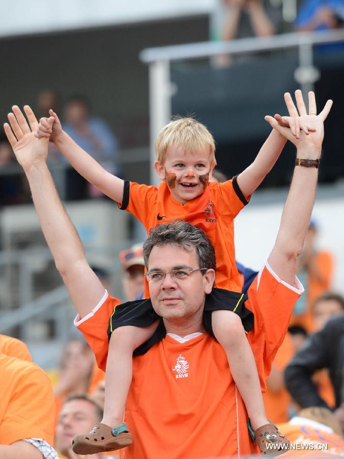 Fans of the Netherlands cheer prior to the international friendly soccer match between Netherlands and China at the Workers Stadium in Beijing, capital of China, June 11, 2013. (Xinhua/Kong Hui) 