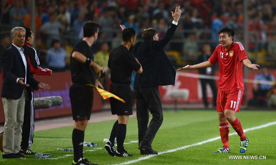 China's Qin Sheng (1st, R) gestures to his coach Jose Antonio Camacho (2nd, R) after received a red card during the international friendly soccer match against the Netherlands at the Workers Stadium in Beijing, capital of China, June 11, 2013. (Xinhua/Kong Hui) 