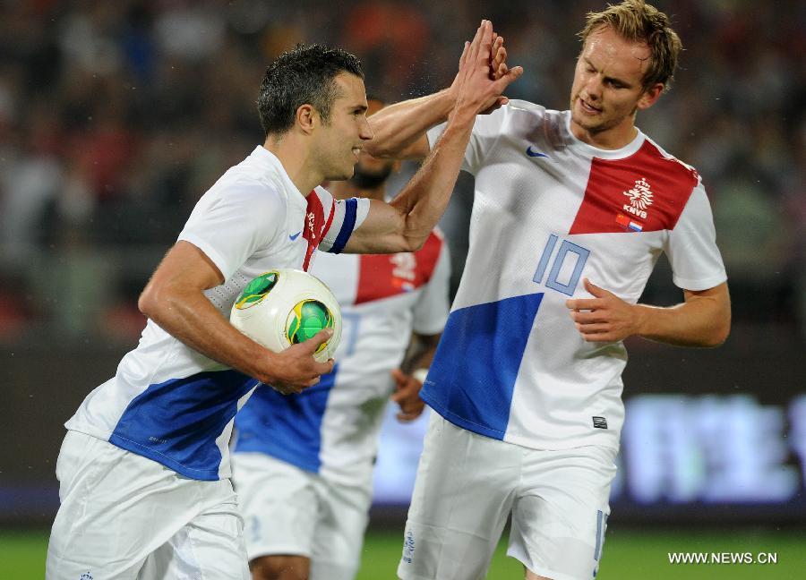 Robin van Persie (L) of the Netherlands celebrates scoring a goal by penalty kick during the international friendly soccer match against China at the Workers Stadium in Beijing, capital of China, June 11, 2013. (Xinhua/Gong Lei) 