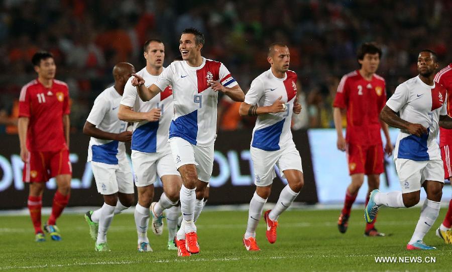 Robin van Persie (Front) of the Netherlands celebrates scoring a goal by penalty kick during the international friendly soccer match against China at the Workers Stadium in Beijing, capital of China, June 11, 2013. (Xinhua/Li Ming) 