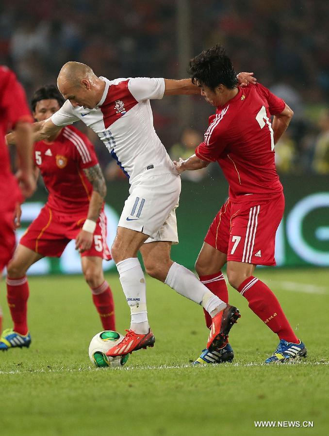 Arjen Robben (C) of the Netherlands vies with China's Zhao Xuri (R) during their international friendly soccer match at the Workers Stadium in Beijing, capital of China, June 11, 2013. (Xinhua/Li Ming)