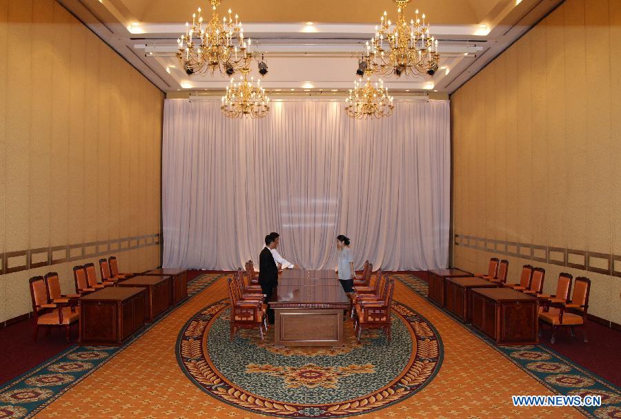 Staff memebers arrange the meeting place in Hilton Hotel, Seoul, South Korea, June 11, 2013. High-level inter-governmental talks between South Korea and the Democratic People's Republic of Korea (DPRK) scheduled to be held on Wednesday and Thursday in Seoul was called off due to the disagreement over the level of chief delegates, the South Korean Unification Ministry said Tuesday. (Xinhua/Park Jin-hee)