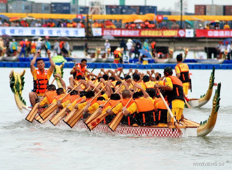 Participants compete in a boat race held to mark the annual Dragon Boat Festival in Shantou, south China's Guangdong Province, June 11, 2013. This year's Dragon Boat Festival falls on June 12. (Xinhua/Xu Ming)