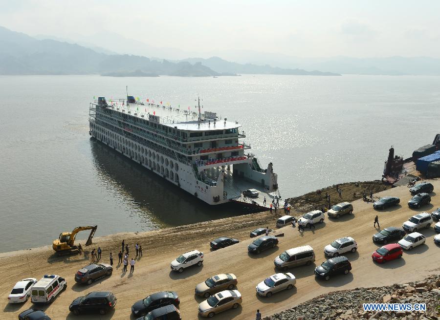 Cars board the "Zhongbaodao" ro-ro cruise ship at Yinxiangtuo wharf in Zigui County, central China's Hubei Province, June 11, 2013. "Zhongbaodao" ro-ro cruise ship, the first one of this kind in Three Gorges reservoir region, was officially put into service on Tuesday. (Xinhua/Zheng Jiayu) 
