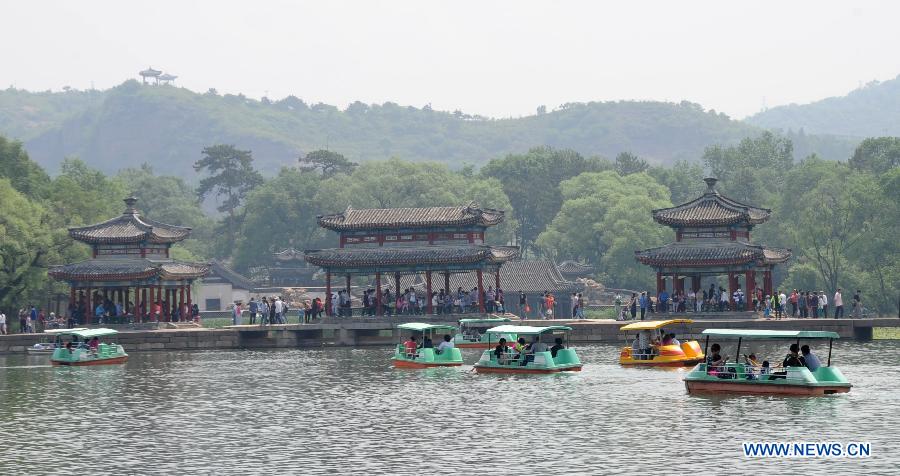 Tourists enjoy themselves in the Summer Resort in Chengde, north China's Hebei Province, June 12, 2013. As summer comes, tourist destinations in Chengde attracted many visitors during the three-day Dragon Boat Festival vacation from June 10 to June 12. Chengde is a city well known for its imperial summer resort of the Qing Dynasty (1644-1911). (Xinhua/Wang Xiao) 