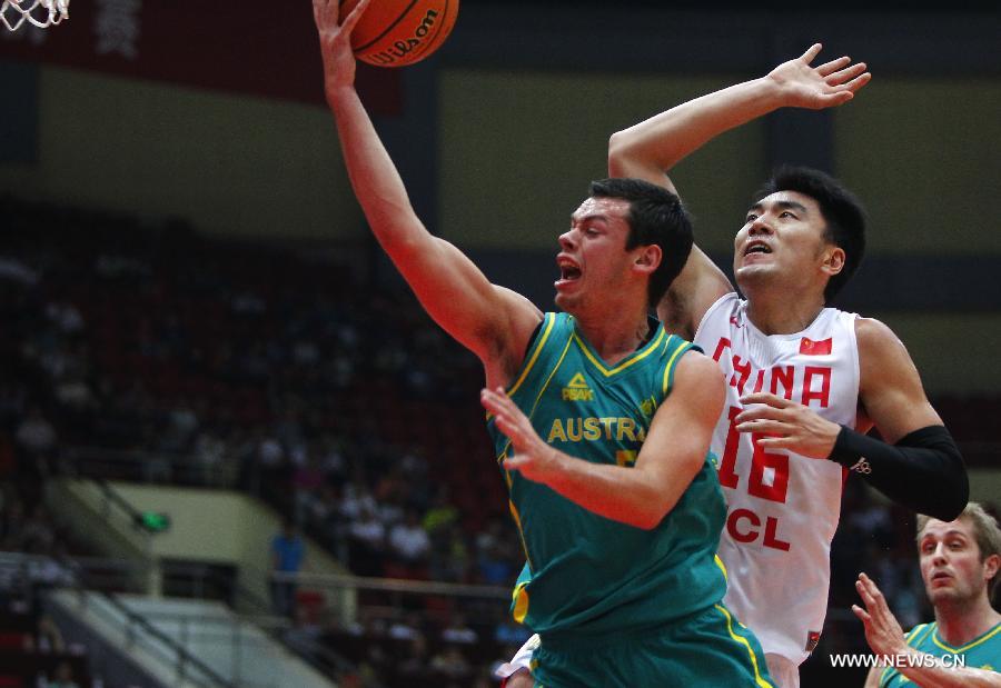 China's Li Xiaoxu (R) defends Australia's Jason Cadee during the 2013 Sino-Australian Men's International Basketball Challenge in Tianjin, north China, June 12, 2013. (Xinhua/Ding Xu)