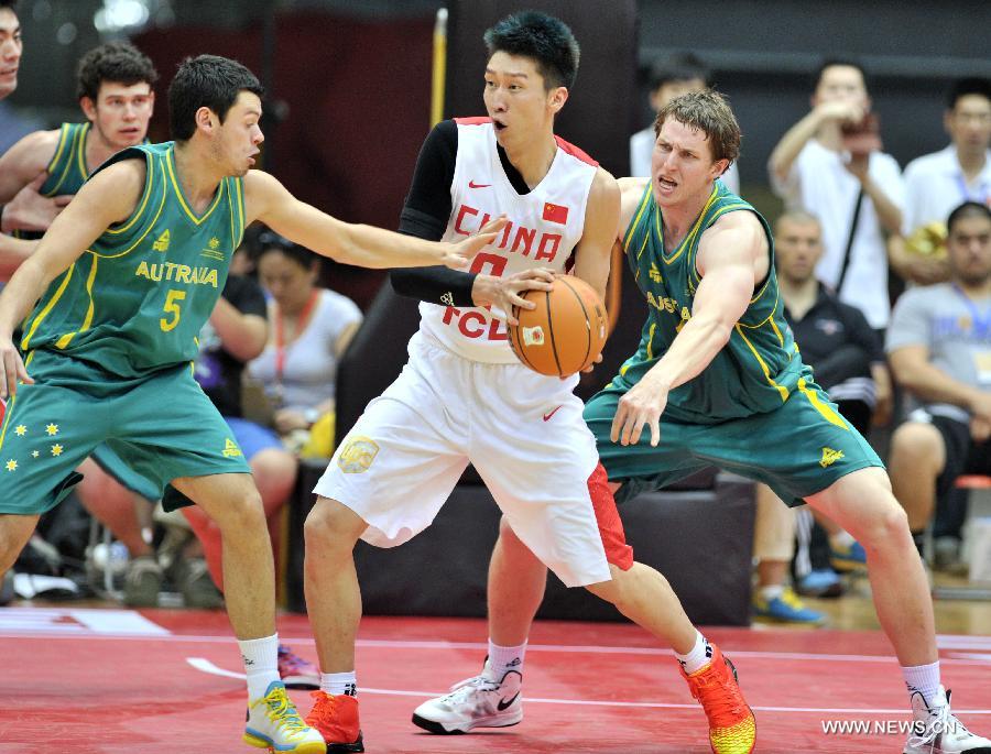 China's Sun Yue (C) holds the ball during the 2013 Sino-Australian Men's International Basketball Challenge in Tianjin, north China, June 12, 2013. Australia won the match 68-65. (Xinhua/Yue Yuewei)