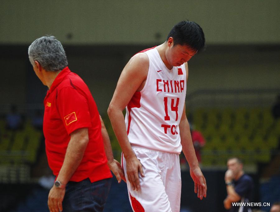 China's head coach Panagiotis Giannakis cheers his player Wang Zhizhi (R) during the 2013 Sino-Australian Men's International Basketball Challenge in Tianjin, north China, June 12, 2013. (Xinhua/Ding Xu)
