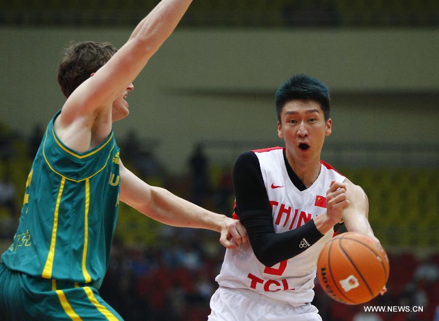China's Sun Yue (R) passes the ball during the 2013 Sino-Australian Men's International Basketball Challenge in Tianjin, north China, June 12, 2013. (Xinhua/Ding Xu)