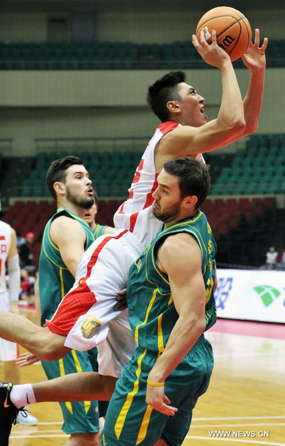 China's Zhang Bo (Top) goes to the basket during the 2013 Sino-Australian Men's International Basketball Challenge in Tianjin, north China, June 12, 2013. (Xinhua/Yue Yuewei)