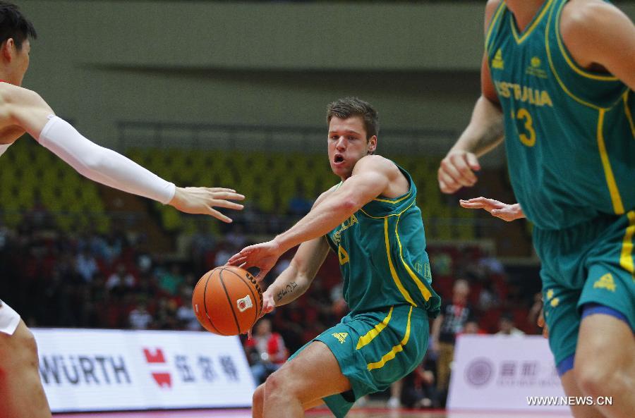 Australia's Igor Hadziomerovic (C) passes the ball during the 2013 Sino-Australian Men's International Basketball Challenge in Tianjin, north China, June 12, 2013. (Xinhua/Ding Xu)