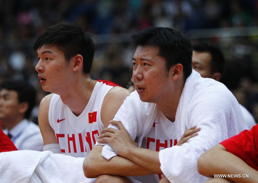 China's Wang Zhizhi (R) sits on the bench during the 2013 Sino-Australian Men's International Basketball Challenge in Tianjin, north China, June 12, 2013. (Xinhua/Ding Xu)