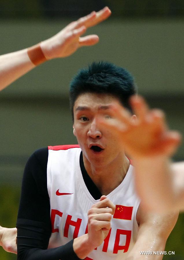 China's Sun Yue passes the ball during the 2013 Sino-Australian Men's International Basketball Challenge in Tianjin, north China, June 12, 2013. (Xinhua/Ding Xu)