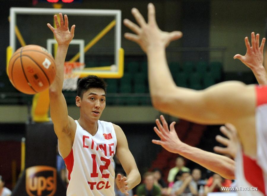 China's Zhang Bo passes the ball during the 2013 Sino-Australian Men's International Basketball Challenge in Tianjin, north China, June 12, 2013. (Xinhua/Ding Xu)