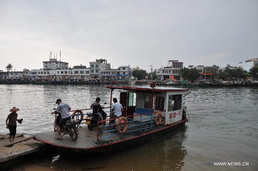 People board a ferry boat at the Tanmen port in Tanmen Town, Qionghai City, south China's Hainan Province, June 12, 2013. (Xinhua/Shi Manke) 