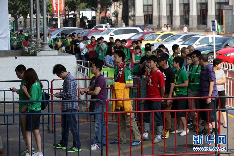 Fans in Beijing have been waiting outside the Workers’ Stadium since early morning to buy a piece of turf, June 12, 2013.(Photo/Xinhua)