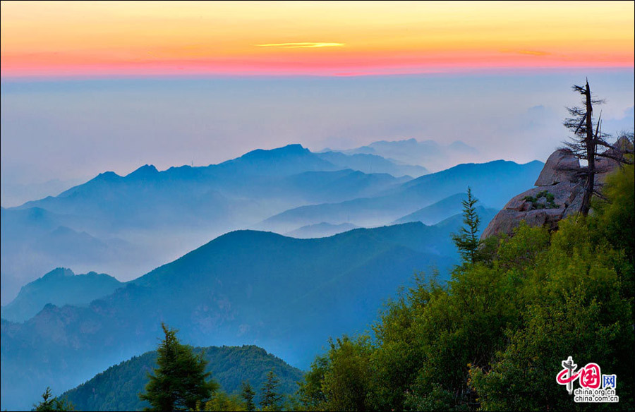 Located in Miyun County some 150 kilometers east of Beijing, Wuling Mountain is a national-level forest reserve. What distinguishes the reserve from other similar mountain resorts in suburban Beijing is its many creeks, waterfalls and moisture-rich air. (China.org.cn)