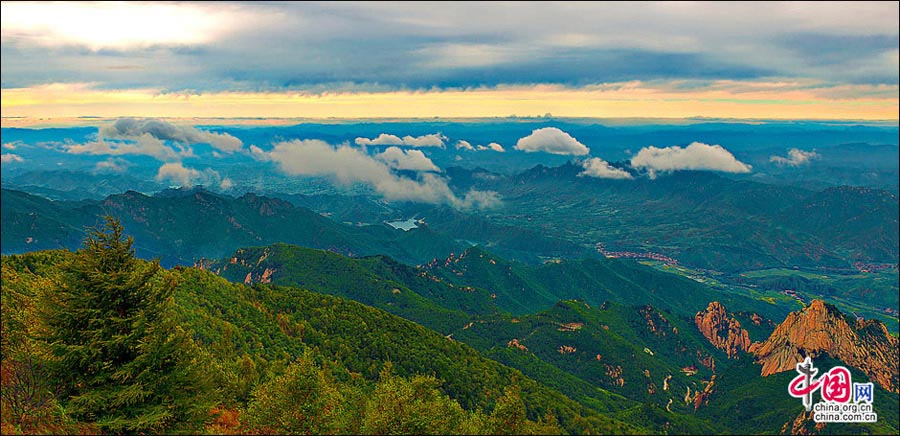 Located in Miyun County some 150 kilometers east of Beijing, Wuling Mountain is a national-level forest reserve. What distinguishes the reserve from other similar mountain resorts in suburban Beijing is its many creeks, waterfalls and moisture-rich air. (China.org.cn)