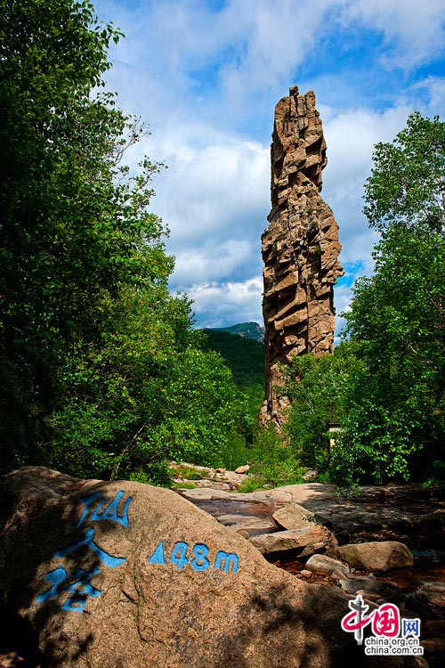 Located in Miyun County some 150 kilometers east of Beijing, Wuling Mountain is a national-level forest reserve. What distinguishes the reserve from other similar mountain resorts in suburban Beijing is its many creeks, waterfalls and moisture-rich air. (China.org.cn)