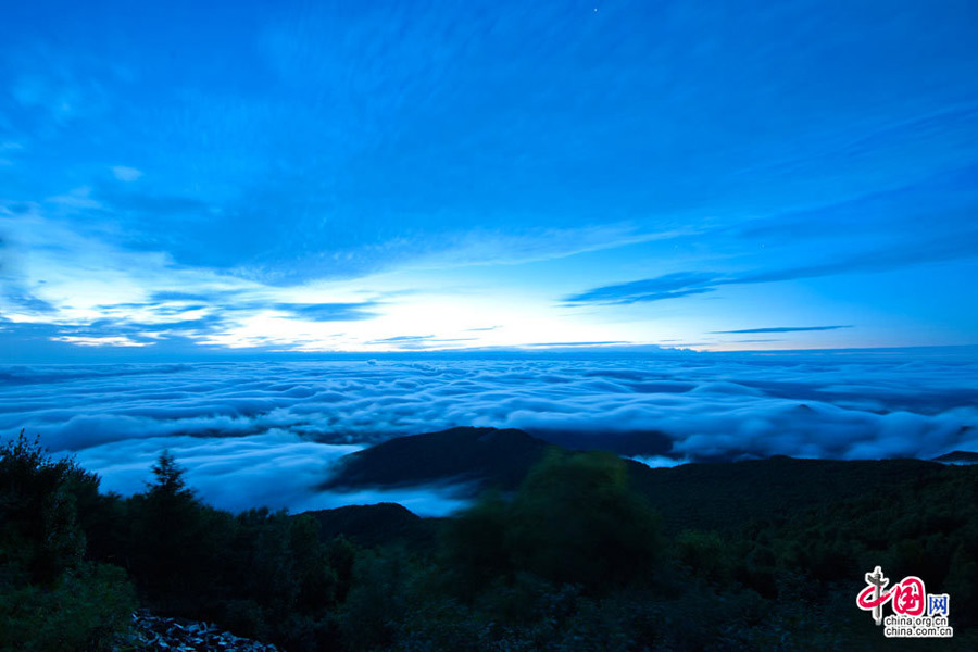 Located in Miyun County some 150 kilometers east of Beijing, Wuling Mountain is a national-level forest reserve. What distinguishes the reserve from other similar mountain resorts in suburban Beijing is its many creeks, waterfalls and moisture-rich air. (China.org.cn)