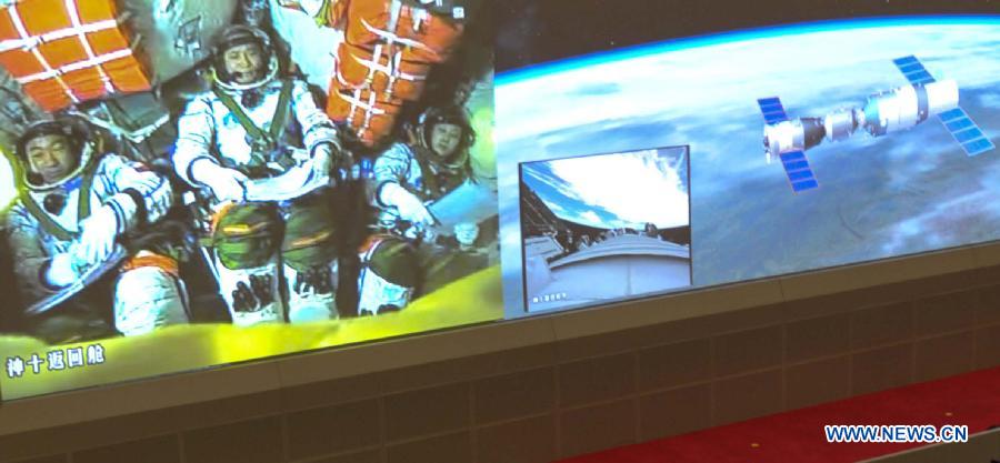 Photo taken on June 13, 2013 shows the screen at the Beijing Aerospace Control Center showing the Shenzhou-10 manned spacecraft conducting an automated docking with the orbiting Tiangong-1 space module. China's Shenzhou-10 manned spacecraft successfully completed an automated docking with the orbiting Tiangong-1 space module at 1:18 p.m. Thursday. (Xinhua/Liu Chan)