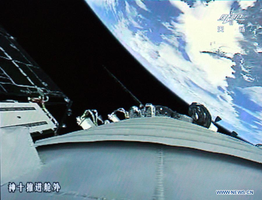 Photo taken on June 13, 2013 shows the screen at the Beijing Aerospace Control Center showing the view outside the propelling module of the Shenzhou-10 manned spacecraft. China's Shenzhou-10 manned spacecraft successfully completed an automated docking with the orbiting Tiangong-1 space module at 1:18 p.m. Thursday.(Xinhua/Wang Yongzhuo)