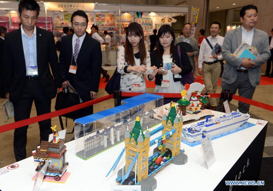 Vistors admire toys displayed at the annual International Tokyo Toy Show on June 13, 2013. The International Toy Show kicked off here on Thursday. (Xinhua/Ma Ping) 