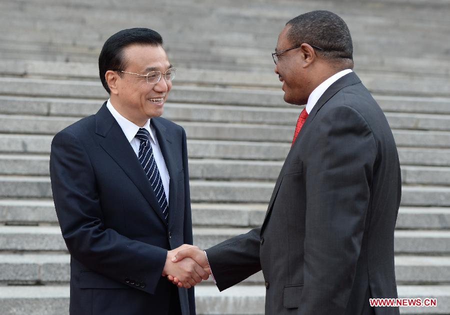 Chinese Premier Li Keqiang (L) shakes hands with Ethiopian Prime Minister Hailemariam Desalegn during a welcome ceremony in Beijing, capital of China, June 13, 2013. (Xinhua/Ma Zhancheng)