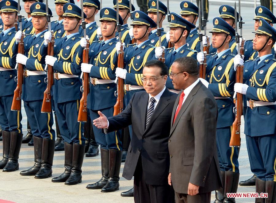 Chinese Premier Li Keqiang (L front) holds a welcome ceremony for Ethiopian Prime Minister Hailemariam Desalegn in Beijing, capital of China, June 13, 2013. (Xinhua/Ma Zhancheng)