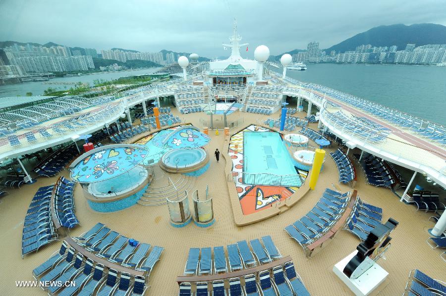 Photo taken on June 13, 2013 shows the swimming pool on the cruise liner Mariner of the Seas at the Kai Tak Cruise Terminal in Hong Kong, south China. The new cruise terminal, built at the end of the runway of the former Kai Tak Airport, received its first liner, Mariner of the Seas on June 12, which has a capacity of 3,807 people. (Xinhua/Lui Siu Wai)