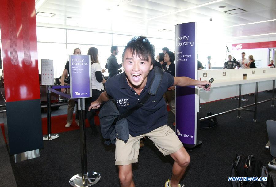Finalist Chris Leung from China's Hong kong arrives at the airport in Sydney, Australia, June 13, 2013. A total of 18 finalists arrived in Sydney Thursday, competing for the Best Jobs in the World including the Chief Funster in New South Wales, Lifestyle Photographer in Melbourne, Outback Adventurer in Northern Territory, Park Ranger in Queensland, Taste Master in Western Australia, and Wildlife Caretaker in South Australia. (Xinhua/Jin Linpeng) 