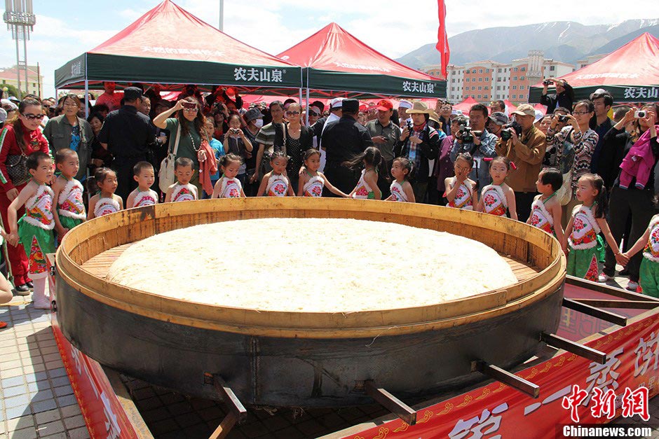 People take pictures for the rarely seen "World's Largest Steamed Cake". (CNS/Qi Yaping)
