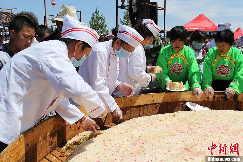 Staffs cut the "World's Largest Steamed Cake" into pieces and gave them to guests and visitors for free. (CNS/Qi Yaping)