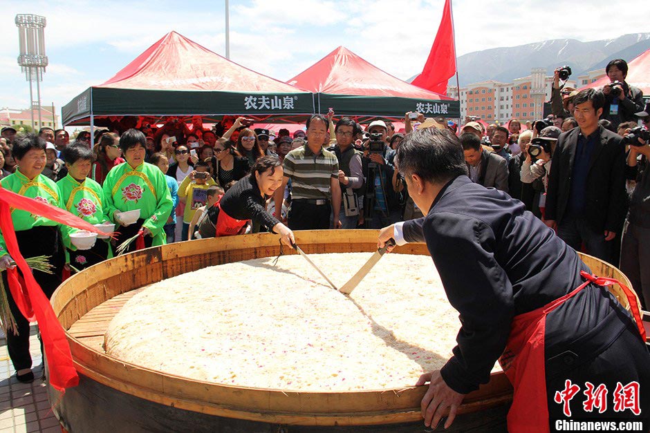 Li Qiujin, Hami Prefecture Administrative Deputy Commissioner, and Chen Yishi, Party Secretary of Barkol County, together cut the "World's Largest Steamed Cake". (CNS/Qi Yaping)