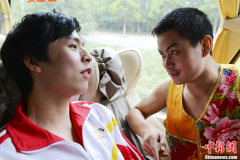 Long encourages the nervous teammates on the way to performance. (Chinanews/Zhang Yuan)