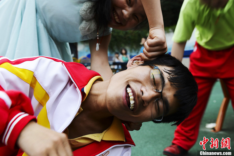 Children make fun during the exercise break. (Chinanews/Zhang Yuan)