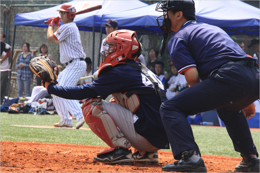A catcher for the MLB Development Center (AAA) Team waits for the pitcher to throw the ball during a game against the MLB College All-Star Team on June 12, 2013, at Tsinghua University as part of the MLB University Cup event. (CRIENGLISH.com/Stuart Wiggin)