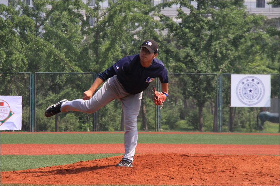 A pitcher for the MLB Development Center (AAA) Team throws out a pitch during a game against the MLB College All-Star Team on June 12, 2013, at Tsinghua University as part of the MLB University Cup event.(CRIENGLISH.com/Stuart Wiggin)