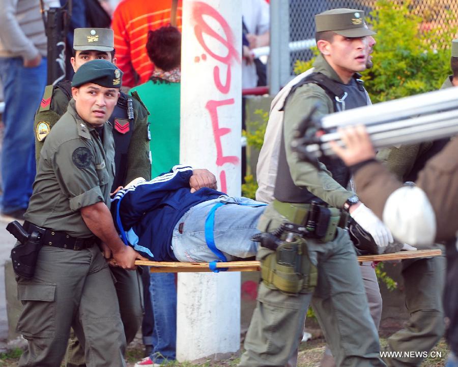 Rescuers transfer an injured passenger at the scene of a commuter train crash in Castelar, some 30 kms west of Buenos Aires, capital of Argentina, on June 13, 2013. At least three people died and 135 others injured, including five in critical conditions, on Thursday in a train collision about 30 km west of the Argentine capital, local media reported. (Xinhua/TELAM) 