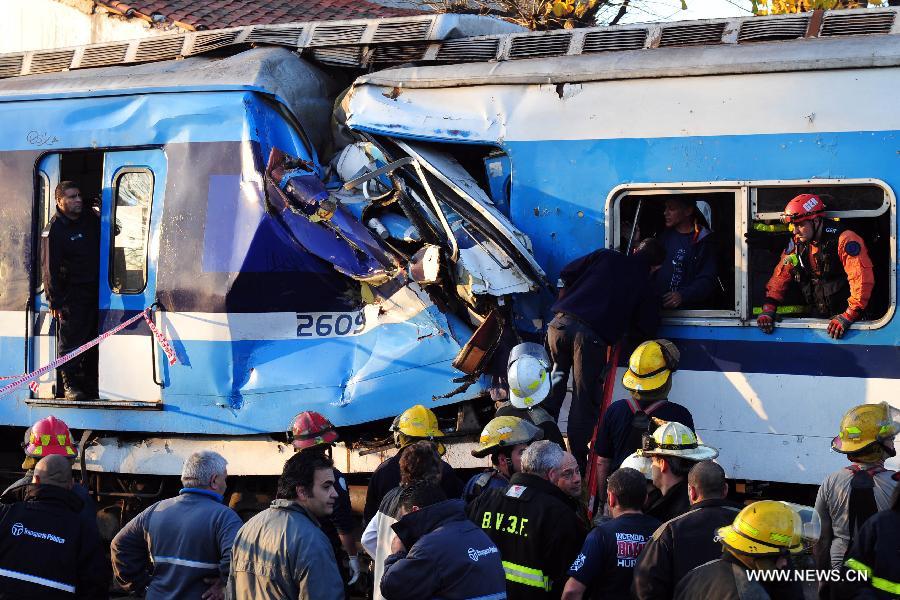 Rescuers work at the scene of a commuter train crash in Castelar, some 30 kms west of Buenos Aires, capital of Argentina, on June 13, 2013. At least three people died and 135 others injured, including five in critical conditions, on Thursday in a train collision about 30 km west of the Argentine capital, local media reported. (Xinhua/TELAM)